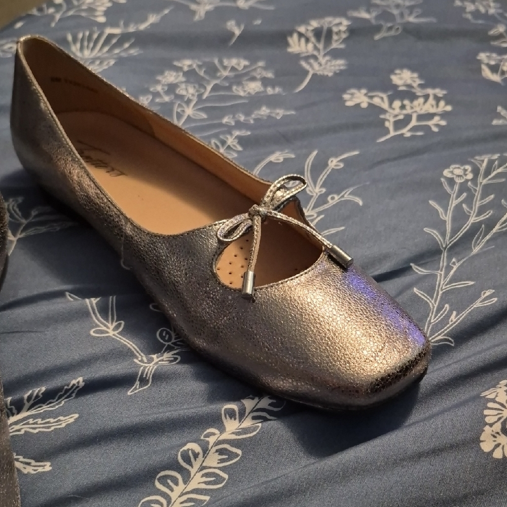 Womens Metallic Silver Flats with Bow - Picture 7 of 7